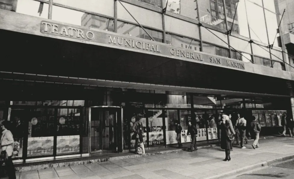 Imagen de difusión de «La isla. El teatro San Martín en dictaduras»