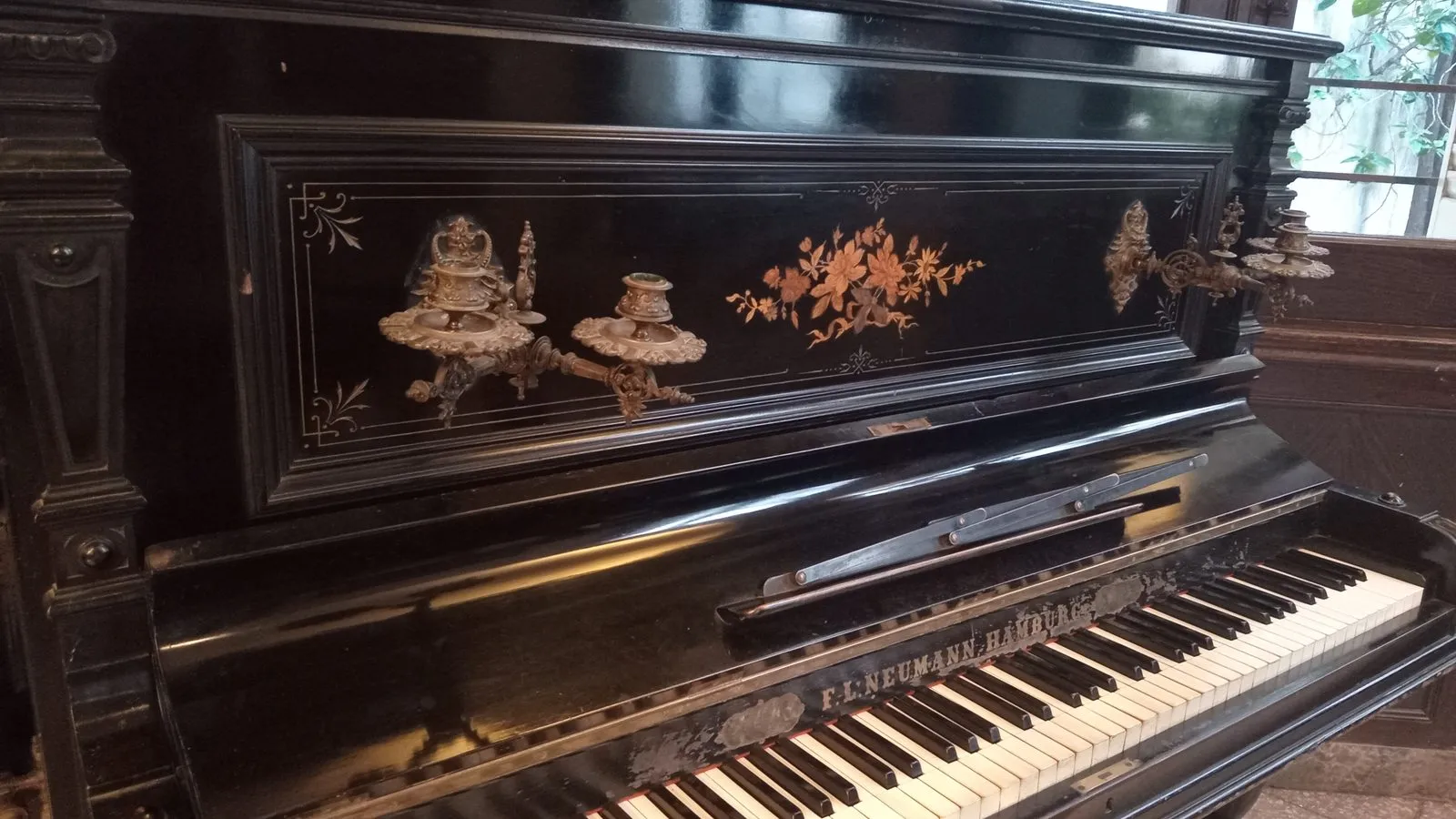 Imagen de difusión de «Piano a 4 manos»