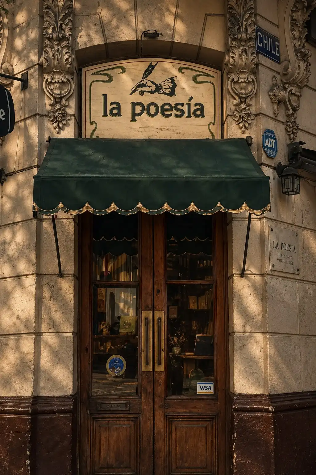 Puerta de esquina de un café antiguo, con toldo verde y un cartel que dice «La Poesía».