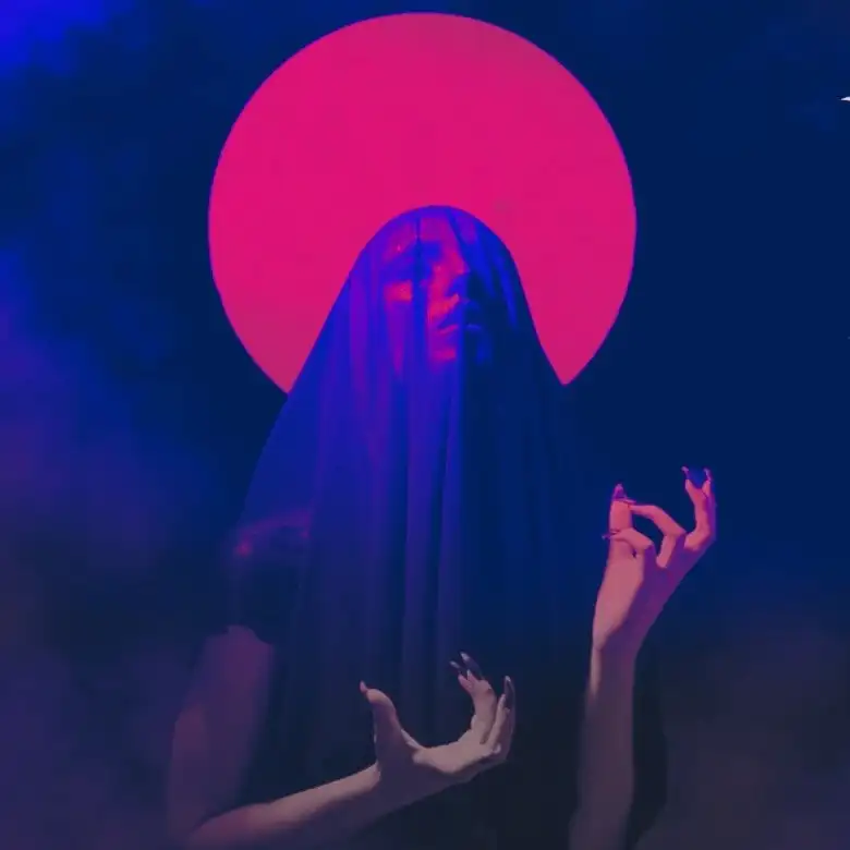 Una figura con el rostro cubierto por un velo levanta las manos delante de un círculo rosa, sobre fondo azul.